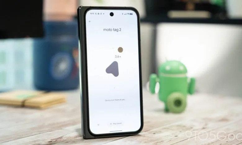 Smartphone displaying 'moto tag 2' location tracking interface.