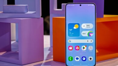 Samsung Galaxy phone displaying home screen with weather and app icons.