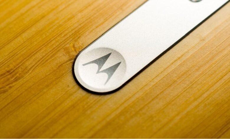 Close-up of Motorola logo on a wooden phone back.