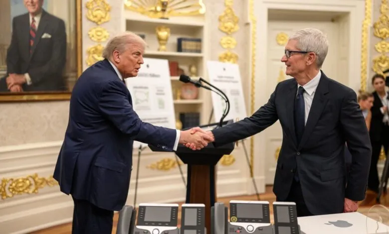 Donald Trump and Tim Cook shake hands in the Oval Office.