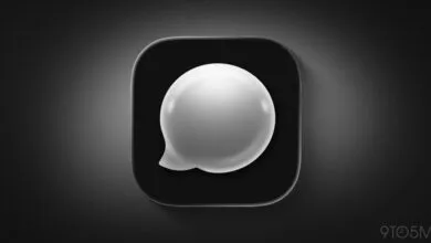 Monochrome app icon featuring a speech bubble on a rounded square background.