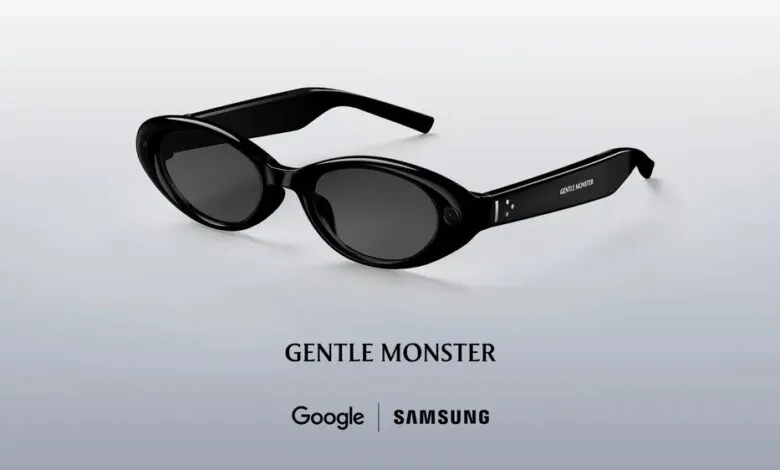 Black Gentle Monster sunglasses with dark lenses on a light gray background.