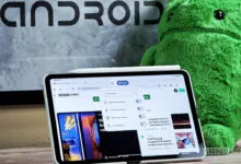 Android tablet displaying screen recorder toolbar, with Android logo and plush toy.