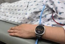 Person's arm with smartwatch displaying heart rhythm and 59% reading.