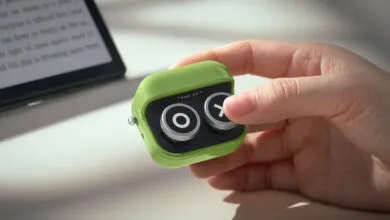 Boox’s tiny two-button remote turns pages on your e-reader
