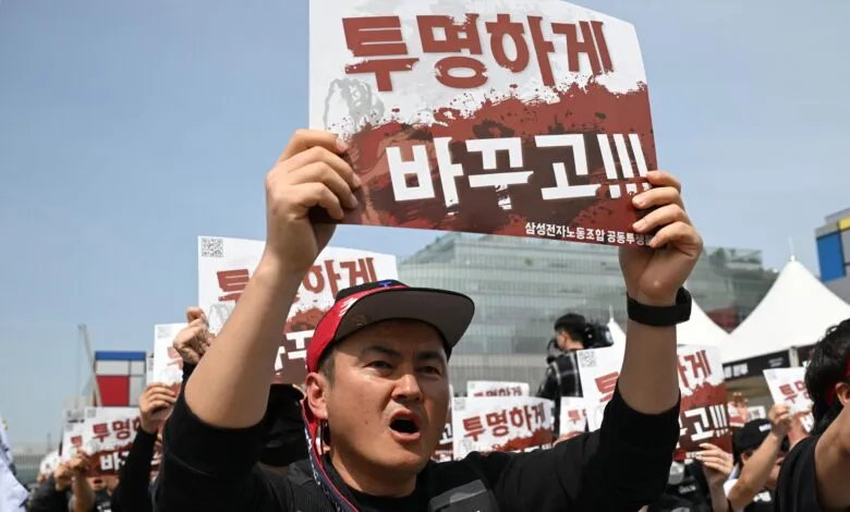 Protester holds sign in Korean at rally, demanding transparency.