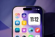 iPhone home screen showing app icons and clock widget.