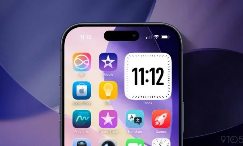 iPhone home screen showing app icons and clock widget.