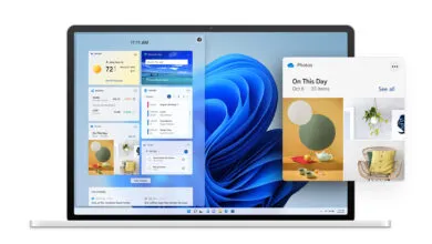 Windows 11 desktop showing widgets like weather, calendar, photos, and news.