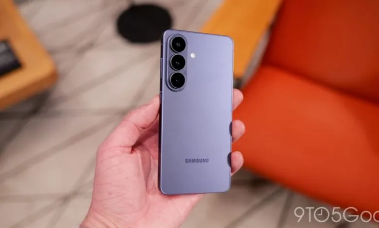 Hand holding a purple Samsung Galaxy S23 smartphone.