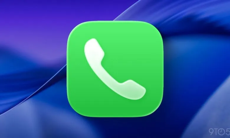 Green phone app icon with white handset symbol on blurred background.