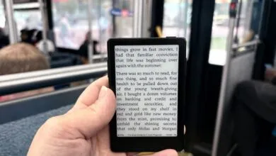 This tiny magnetic e-reader fights doomscrolling